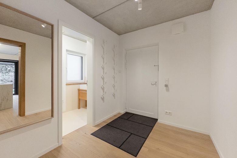 Casa unifamiliar de alta calidad 2023 | Patio privado dentro de la muralla | A+ | Sin comisión – Eingangsbereich
