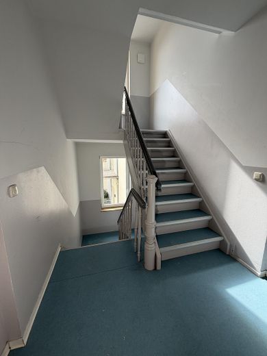 Appartement de 2 pièces avec balcon, 49 m², Roßlau, classe énergétique B – Treppenhaus