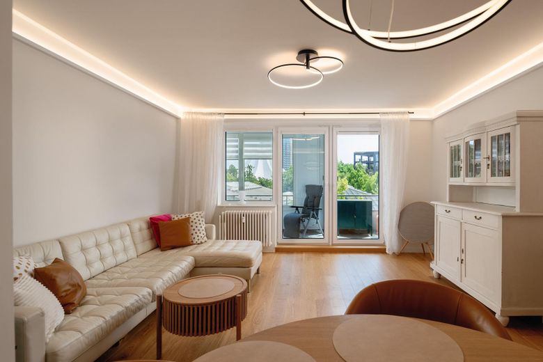 Ihr neues Zuhause zwischen Mitte und Kreuzberg – Hochwertig modernisiert in begehrter Lage – Wohnzimmer mit Lichtkonzept
