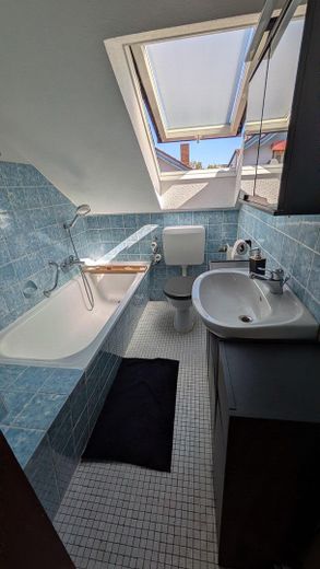 Ruhig & bahnhofsnah: Vermietete 3 ZW mit Garage & Ost-Balkon in Norsingen – Fensterbad