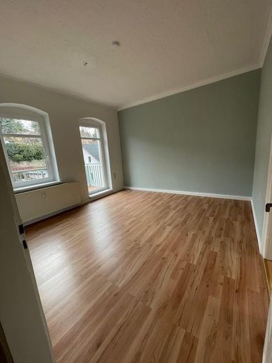 kl. MFH san. AB, 4-Zi. Wohng. 1.OG, 2xBad, 2 Balk., ruhig DD-Süd – Zimmer mit Balkon rechts