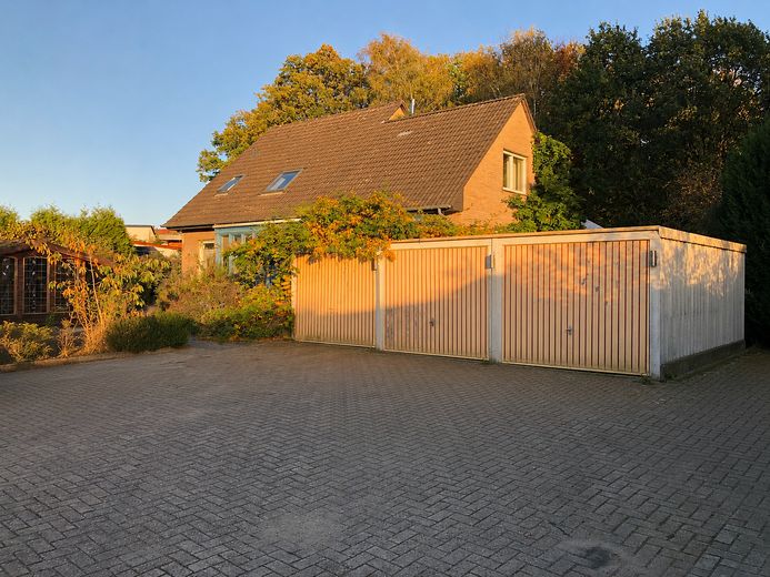 Blick Straße - Hof/Garage/Haus