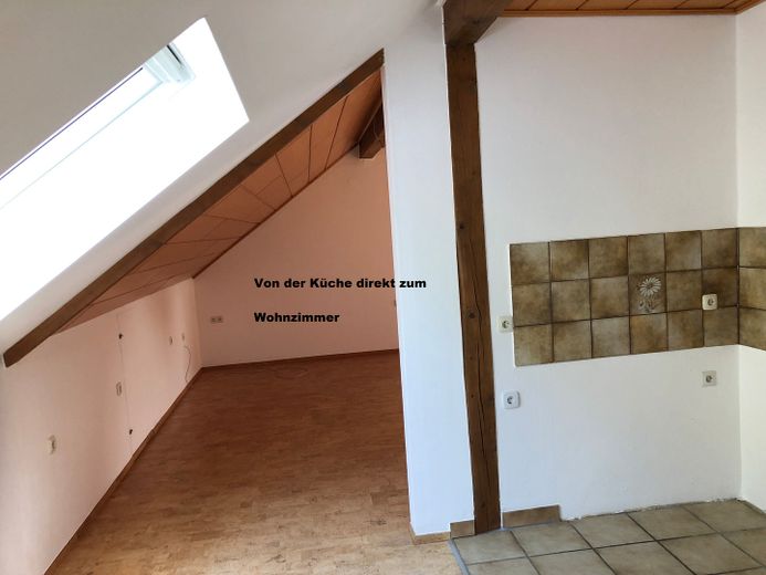 ruhige DG Wohnung mit Südb. in Wohnbereichstr. sucht langfristigen ruhigen Nichtraucher Mieter – von der Küche zum Wohnzimmer