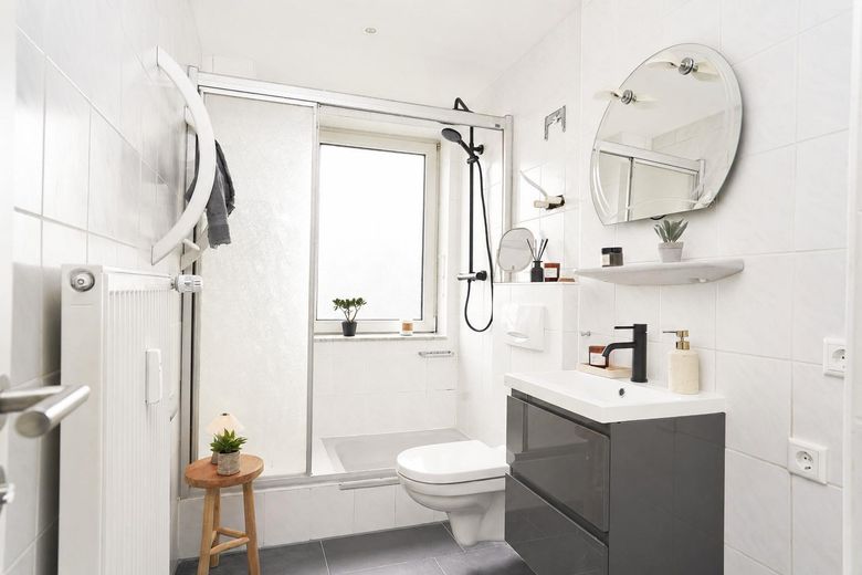 Erstbezug nach Sanierung - 2-Zimmer + neue Küche + Balkon + Garage – Badezimmer