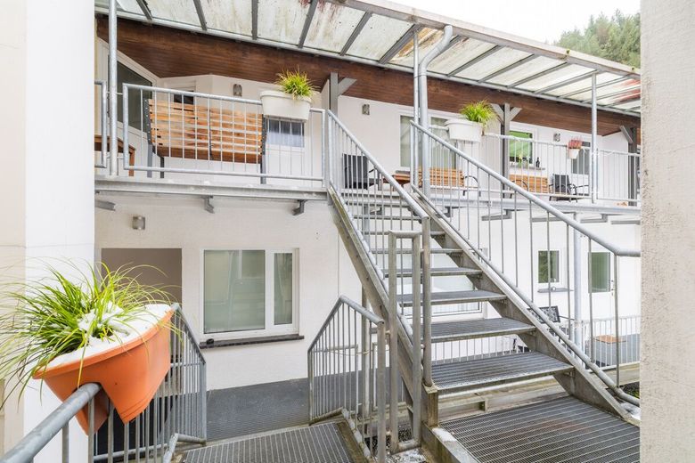 Wohn- und Geschäftshaus in Altwied: 8 Wohnungen, Gewerbe und viel Entwicklungspotenzial – Zugang zu den Wohnungen