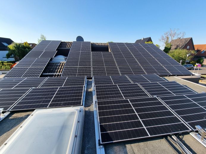 Modernisiertes Maisonette-Reihenhaus mit PV-Anlage, Marmorbad & Sommergarten – ca 15000-18000KW Erzeugung p.A