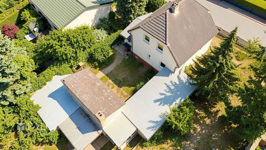 Charmantes Haus mit Sanierungspotential auf großem Grundstück – Außenansicht