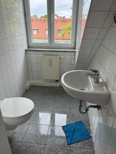 Odnowione 3-pokojowe mieszkanie na poddaszu (odpowiednie dla wspólnego mieszkania) – Gästebad