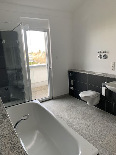 3-Zi-Penthauswohnung im 3.OG - EBK - große Dachterrasse – Bad