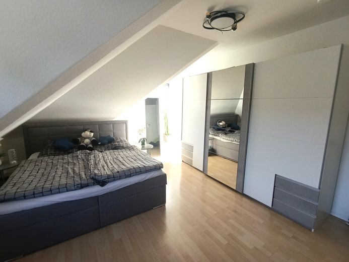 Eleganckie mieszkanie 4-pokojowe z kuchnią, łazienką i balkonem w willi w stylu wiejskim, z dalekim widokiem, w spokojnej dzielnicy mieszkalnej – Zdjęcie 7