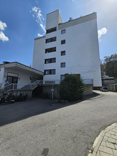 NEU renvoierte 1 Zi-Whg mit Balkon voll möbliert in Passau zentral – Außenansicht