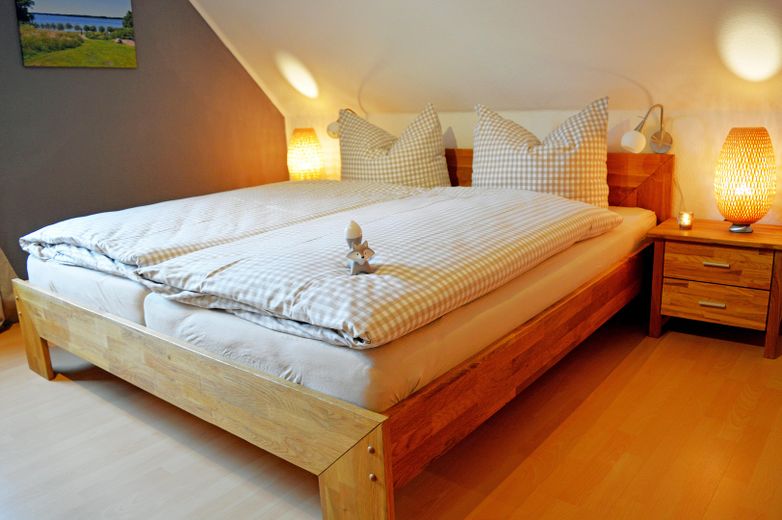 TOP-Altersvorsorge: 4-Sterne-Ferienhaus in ruhiger Lage nur 200m zum Plauer See – Schlafzimmer m. Kingsize-Bett