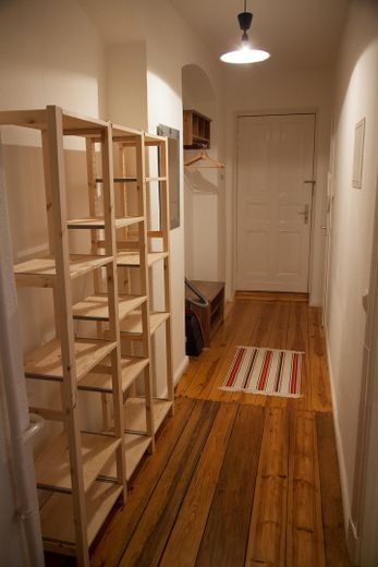 Großzügiges Helmholtzkiez-Apartment im Loft-Stil mit separatem Schlafzimmer, bezugsfrei – Flur