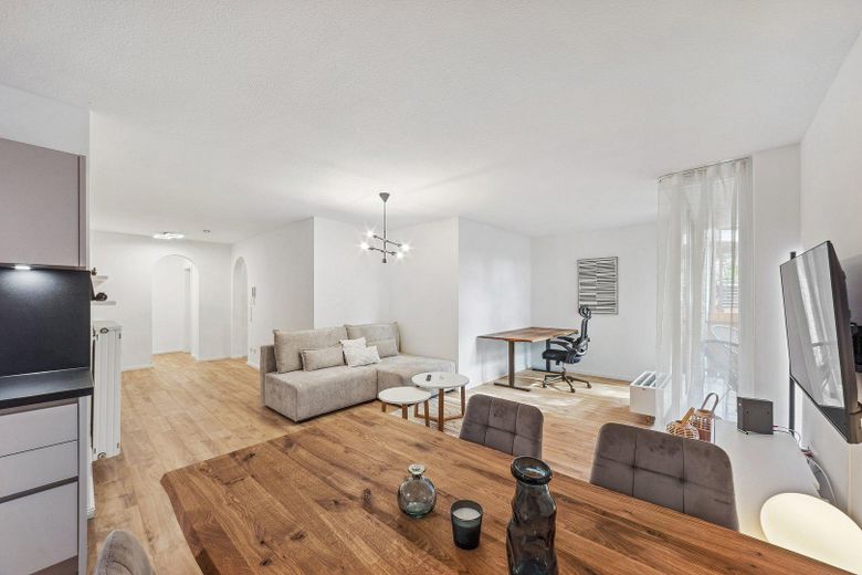 Appartamento esclusivo arredato e ristrutturato, cucina abitabile, balcone e posto auto in garage sotterraneo – Wohnzimmer
