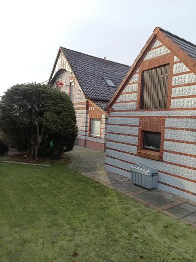 Haupt- und Nebengebäude