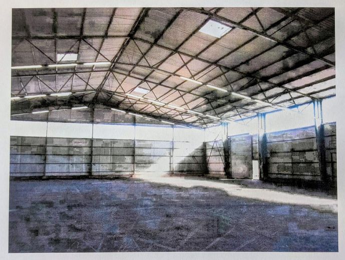 Gewerbeobjekt mit Hallen und Büroräumen in attraktiver Lage von privat – Halle 2