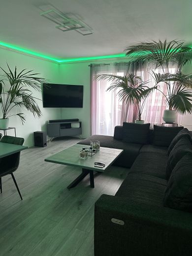 Direct beschikbaar in City-West: appartement met uitzicht op de skyline + ondergrondse parkeergarage – Wohnzimmer