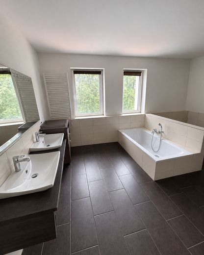 Чудова 4-кімнатна квартира | 135 м² | Балкон | 2 ванні кімнати | Вбудована кухня | Сад – Badezimmer