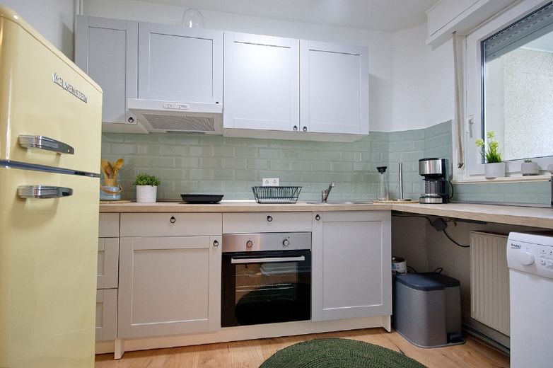 Bright, attractively furnished apartment with balcony and internet access, quiet and centrally located, approx. 200 metres from the “Planckstraße” underground station – 3442bb84b7b380c42b19fa8377cdc94a68d595a4.jpg