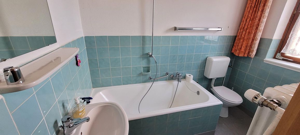 Casa unifamiliare con officina – spazio per vivere e creare – Badezimmer im Erdgeschoss