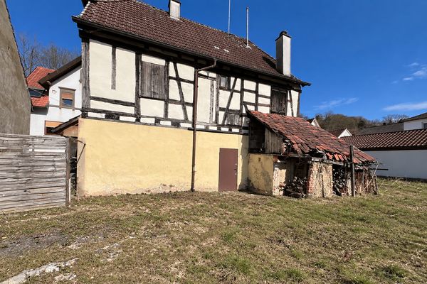 Dom z muru pruskiego z potencjałem rozbudowy w Kraichtal-Menzingen, z działką o powierzchni 400 m²