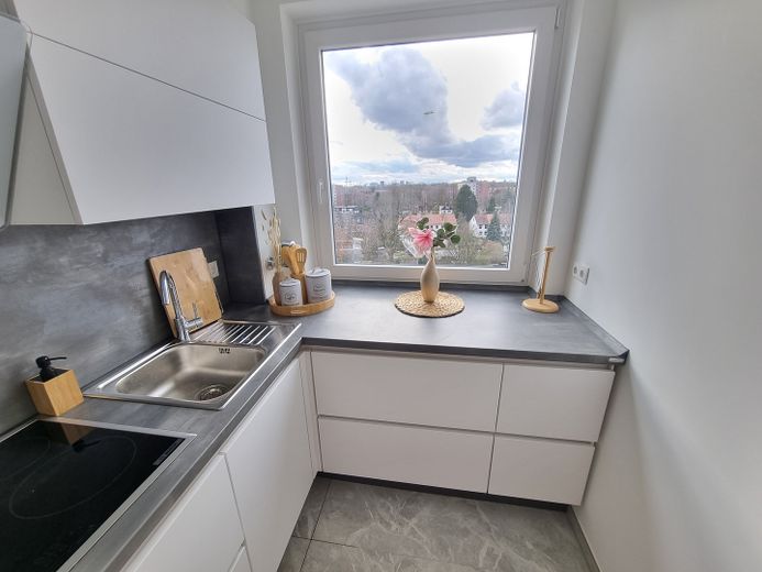 Möblierte, schön geschnittene 2-Zimmer-Wohnung mit Loggia, EBK & TG-Stellplatz am Appelhofweiher – Küche