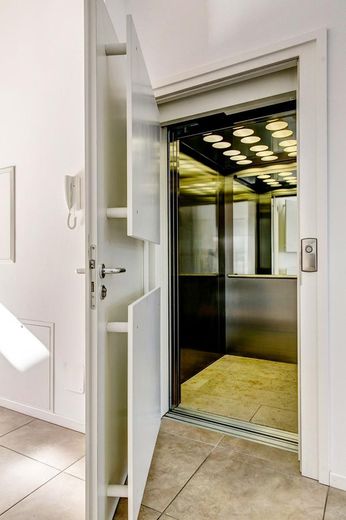 Lichtdurchflutete Penthouse-Wohnung mit Dachterrasse unweit der Münchener City – Aufzug zum Penthouse