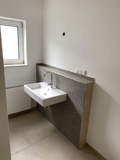 Wunderschöne 4,5-Zimmer-Maisonette-Wohnung in allerbester Lage von Rödermark OR – 1OG Bad