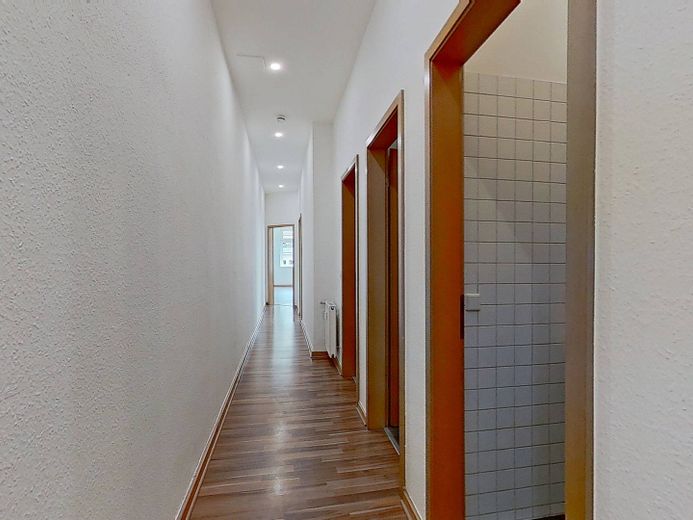 Charme automnal pour votre nouveau chez-vous - Emménagez, blottissez-vous et économisez sur le loyer hors charges : Spacieux appartement de 4 pièces avec BALCON ensoleillé – Ansicht I: Flur