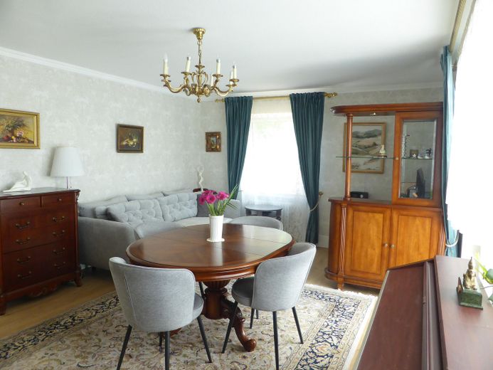 2-Generationen-Haus mit zusätzlicher Einliegerwohnung in Bad Wörishofen – Wohnzimmer EG