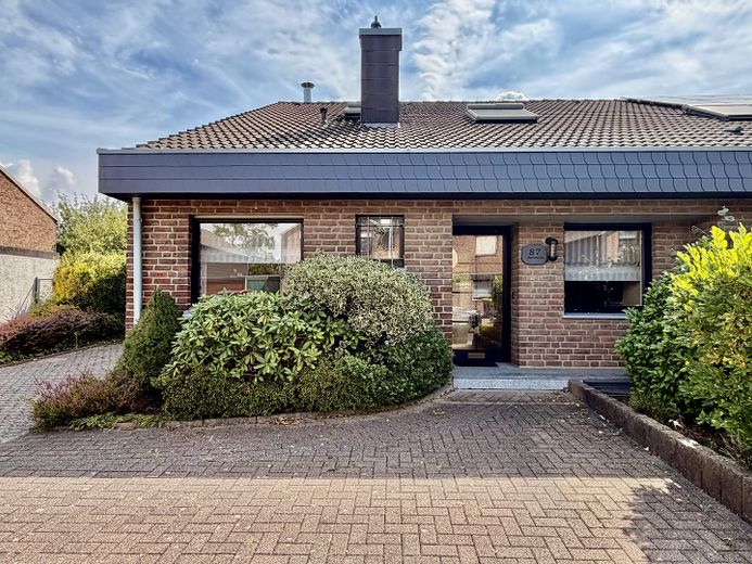 Provisionsfrei: Doppelhaushälfte mit 137 m², Garten und Garage in Erkelenz – Hausfront