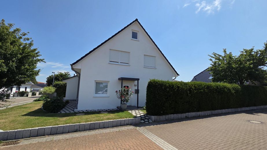 Élégante maison individuelle avec logement indépendant – Eingang Einliegerwohnung