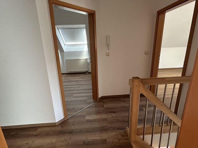 3,5Zi-Maisonette-Wohnung,2Garagen,Balkon,Küche,Kamin,GästeWC,Niedernhausen,Schäfersberg. – OG Flur Blick zu Schlafzimmer