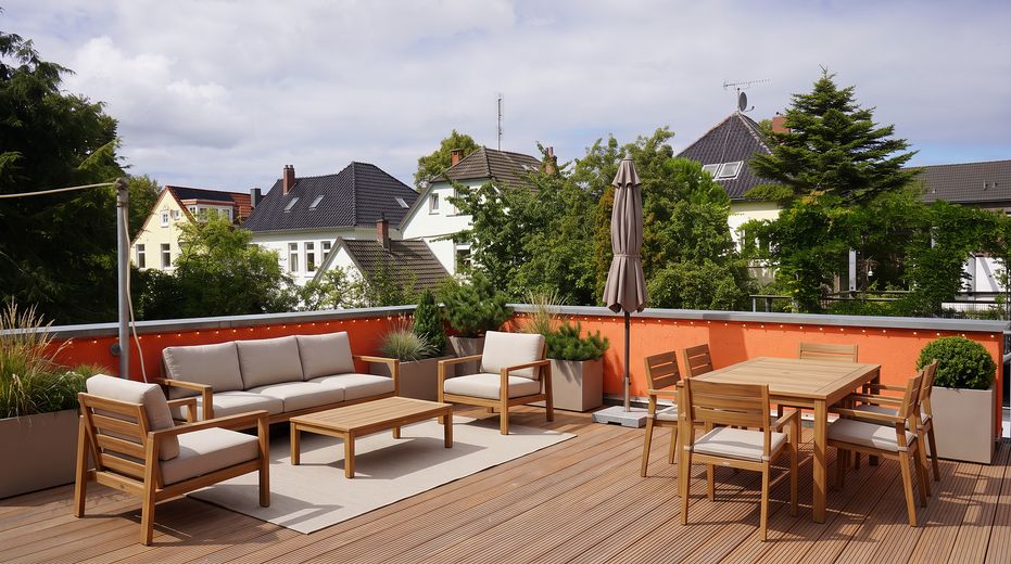 Charme historique. Confort de vie moderne. Un chez-soi avec du caractère. – Dachterrasse Blick ins Grüne
