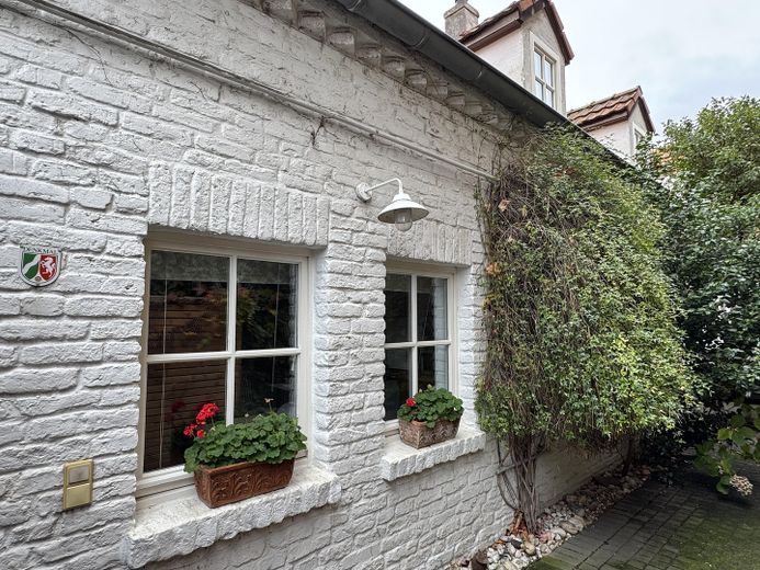 Ehrenfeld-Bickendorf: Wunderschönes Landhaus mit Hof und großem Garten, ökologisch saniert – Hofansicht