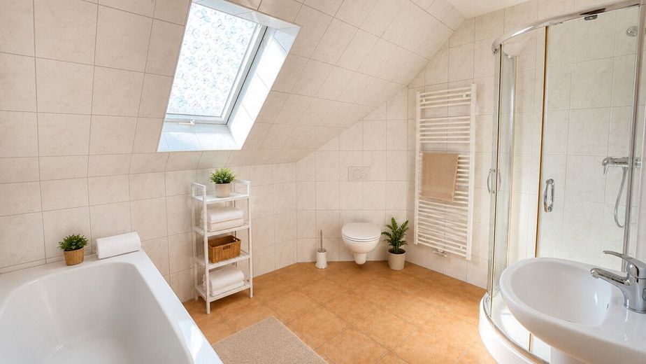 Reserviert | PROVISIONSFREI | Attraktives Zweifamilienhaus mit zusätzlicher Wohneinheit – Badezimmer DG