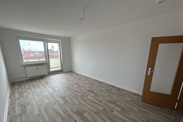 Prossimamente con cucina componibile! Appartamento di 3 locali ristrutturato in stile moderno con balcone!