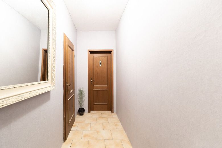 Wohlfühloase für zwei Familien - mit Pool, Sauna und Garten – Kellerflur