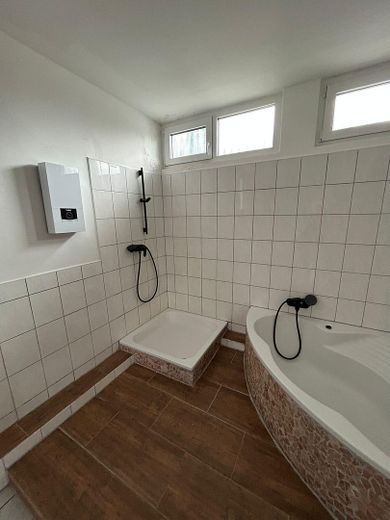 118 m² a 1.003 € di canone netto – solo 16–18 min da Düsseldorf – 4° piano senza ascensore – Badezimmer