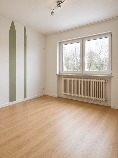 Dom szeregowy w centralnej lokalizacji, całkowicie wyremontowany, gotowy do wprowadzenia się! Bez prowizji – Schlafzimmer DG