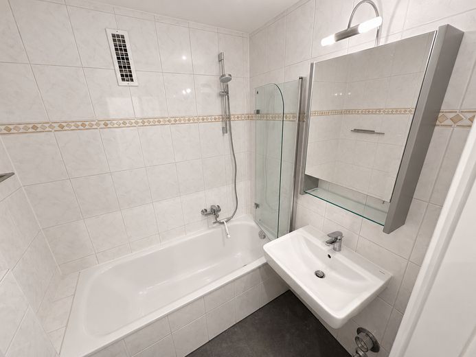 Rénové & charges tout compris : appartement meublé avec une excellente desserte par les transports en commun – Photo 13