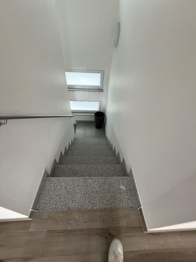 Provisionsfreies Traumhaftes Penthouse mit privater Dachterrasse und Fahrstuhl direkt in die Wohnung – Treppe in die Wohnung 