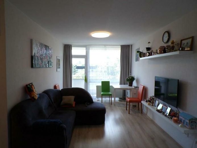 4a Wohnraum (Blick zum Balkon)