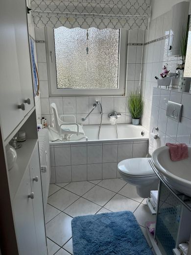 Ruhige 2,5-Zimmer-Erdgeschosswohnung mit Balkon in Essen-Bedingrade – Foto 3