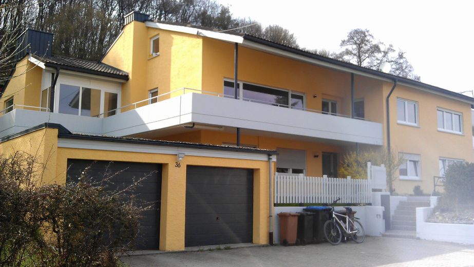 Helle 2,5-Zi-DG-Wohnung mit großer Wohnküche in ruhiger Waldrandlage – 5 Min nach Heidenheim – Hausansicht