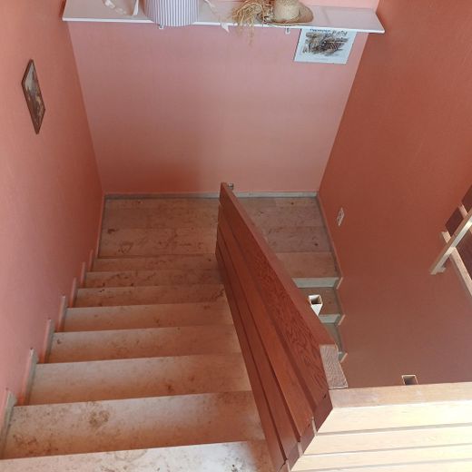 नूर्नबर्ग-एरलेनस्टेगेन में पंक्ति के अंतिम छोर का मकान – Treppe