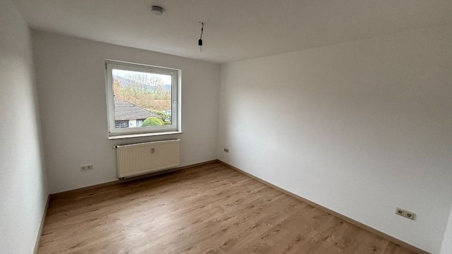 4-Zimmer-Erdgeschosswohnung mit Balkon, EBK &amp; PKW-Stellplatz – Kinderzimmer/Schlafzimmer - www.immobilien-heise.de