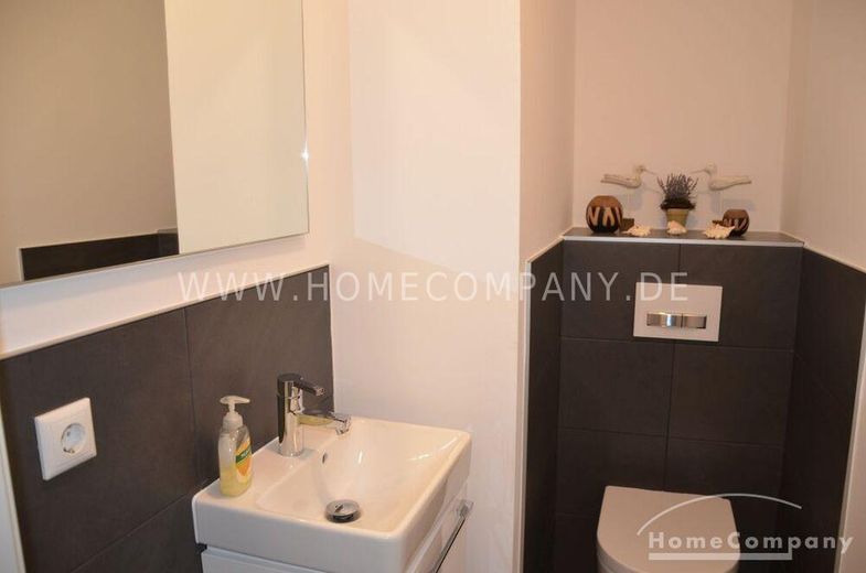 Großzügige 2 (3) Zi.-Wohnung in einem 2 Familienhaus, 1. OG, mit Balkon und 2 PKW-Stellplätzen. – d67436a6cefad9707603b0d5948317f730af58a9.jpg