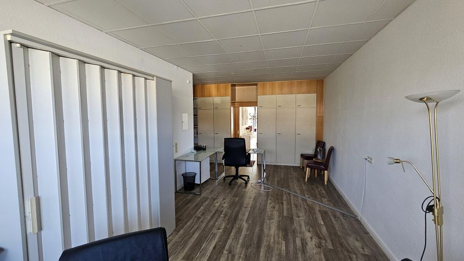 Helle Ladenfläche / Büro mit Schaufenster · 65 m² · direkt am Bahnhof Bad Bevensen · provisionsfrei – hinterer Büroraum