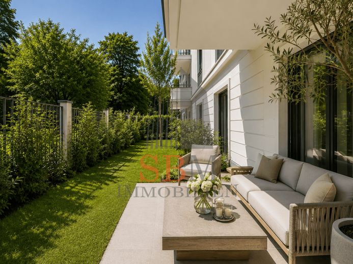 L’apice dell’abitare: prestigioso appartamento con giardino di 3 locali ad Alt-Bogenhausen – Foto 1